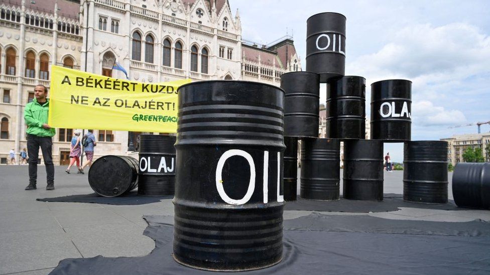 EU agrees compromise deal on banning Russian oil imports