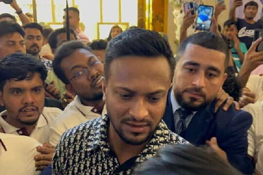 Shakib attends Arav Jewellery event, leaves within 10 minutes
