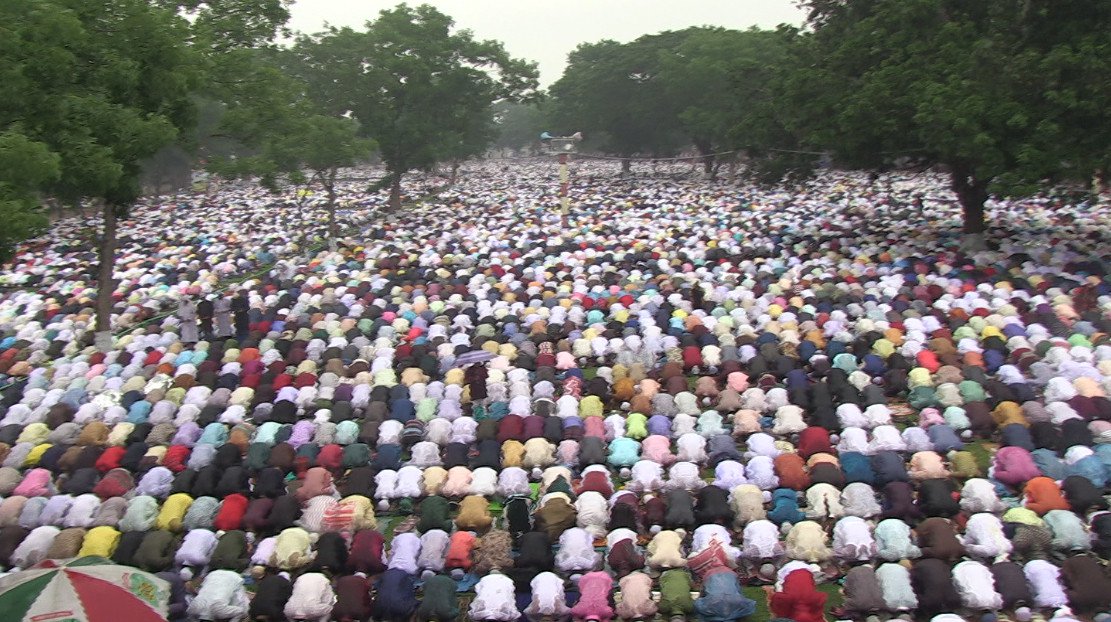 Devotees offer Eid prayer at Sholakia amid sporadic rain