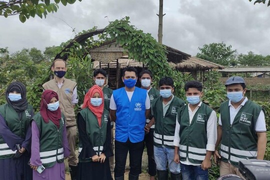 Tahsan visits Rohingya camp