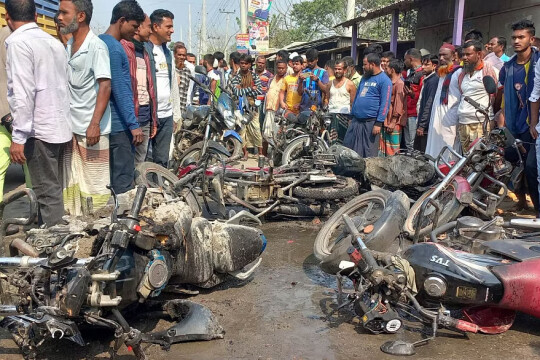 At least 58 injured in AL-BNP clash, 13 more while cops swooped on BNP men