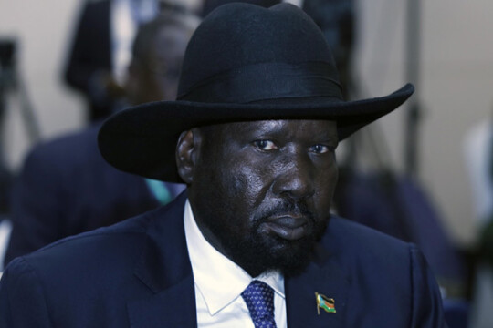 South Sudan president 'wets' himself at formal event?