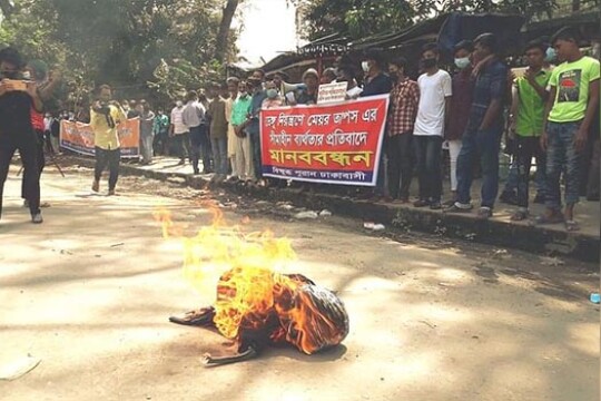 Demonstrators burn effigy of Mayor Taposh