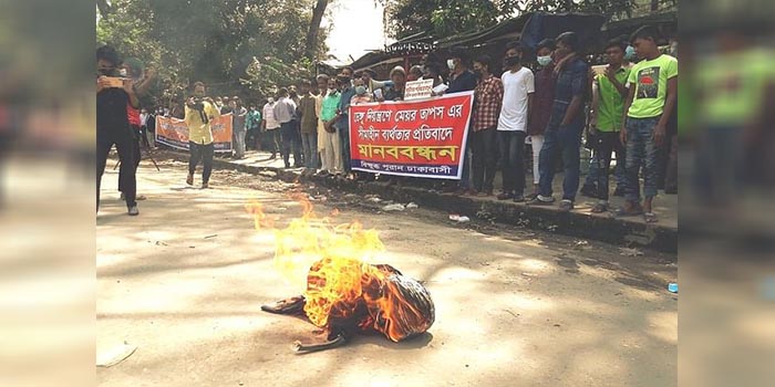 Demonstrators burn effigy of Mayor Taposh