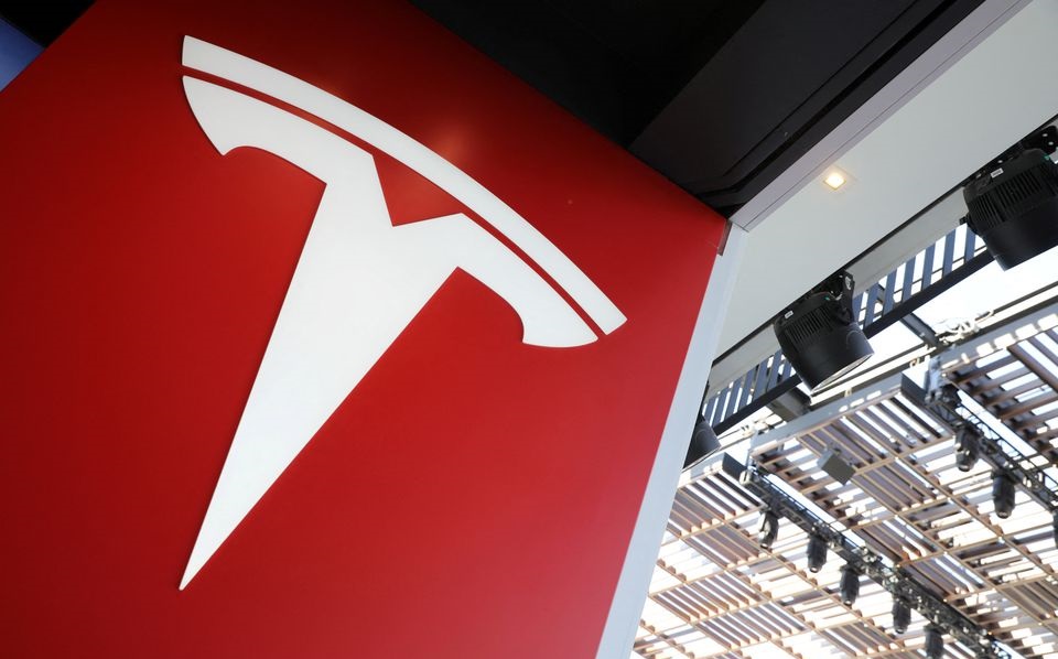 Tesla sued by ex-employees over 'mass layoff'