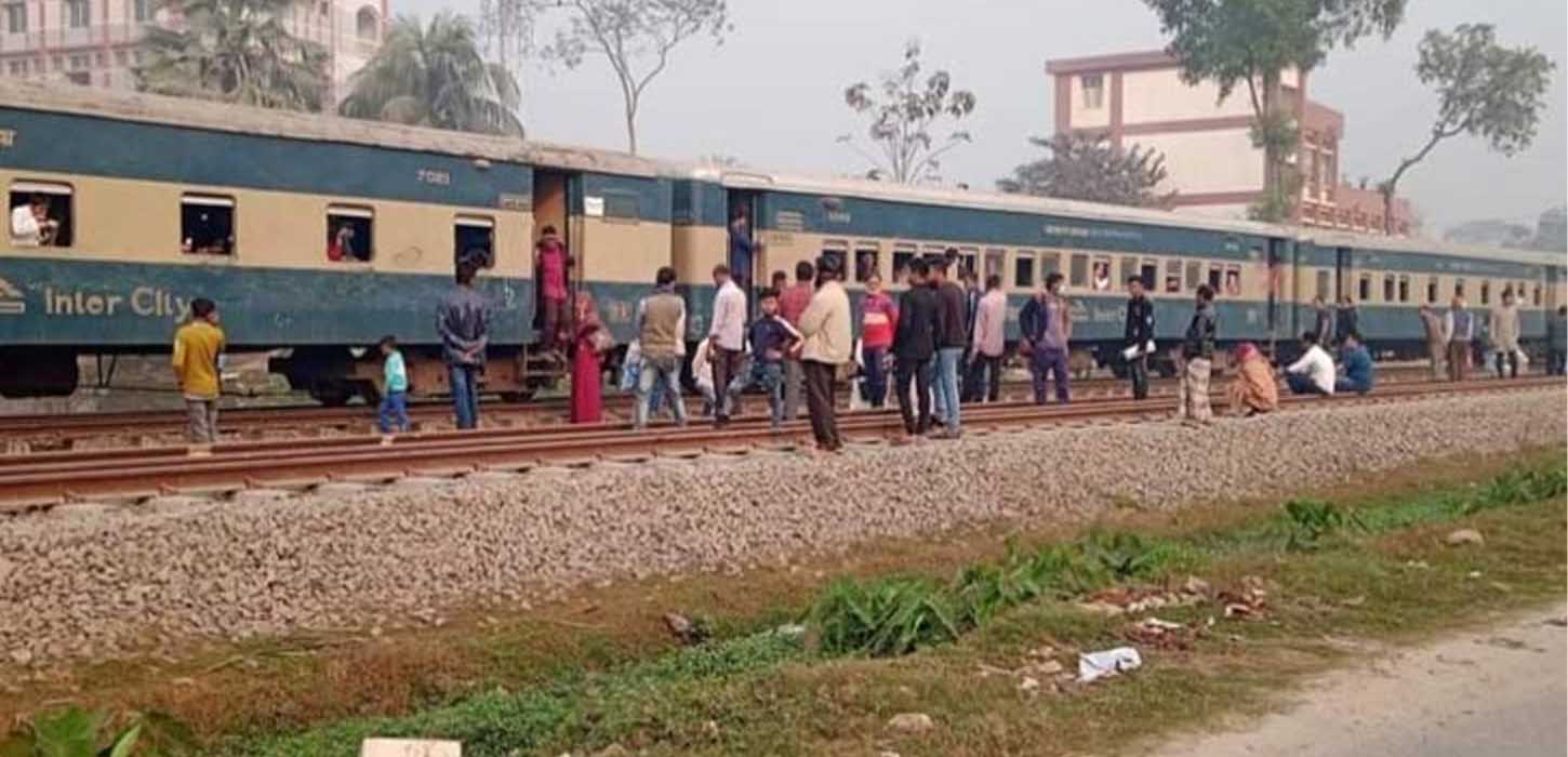 Rail communication on Dhaka-Gazipur route halted, train derails in Gazipur