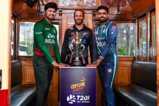 Pakistan beat New Zealand by six wickets