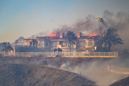 Wildfires rage California mansions, hundreds evacuated