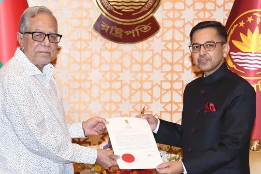 New Indian envoy presents credentials to President Hamid