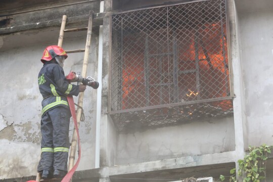 Fire at building in Dhaka's Banani