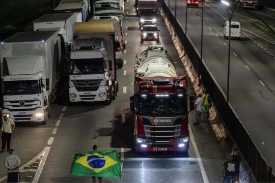 Brazil election: Supporters of outgoing president Bolsonaro block roads across the country